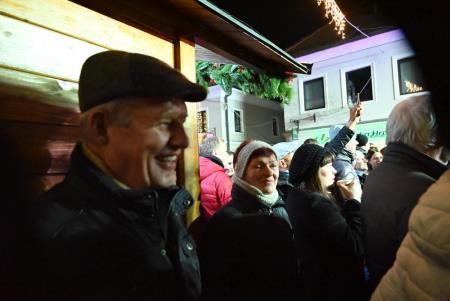 Temperamentna Tanja Žagar je razgrela kamniško publiko za najdaljšo noč v letu in silvestrovanje v centru Pravljičnega Kamnika (23)